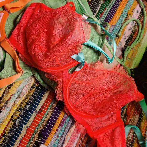 Victoria secret bundle of bras - Picture 2 of 2